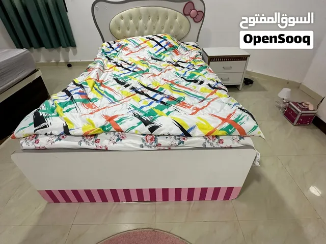 سرير اطفال مع الفرشة مع كومود