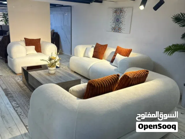 للبيع طقم كنب بتصميم مودرن معاصر يجمع بين الفخامة والراحة الفائقة، وإليك تفاصيله الدقيقة