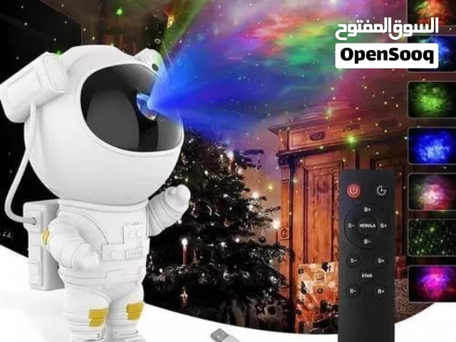 جهاز عرض ضوء ليلي رائد الفضاء مع سماء مليئة بالنجوم