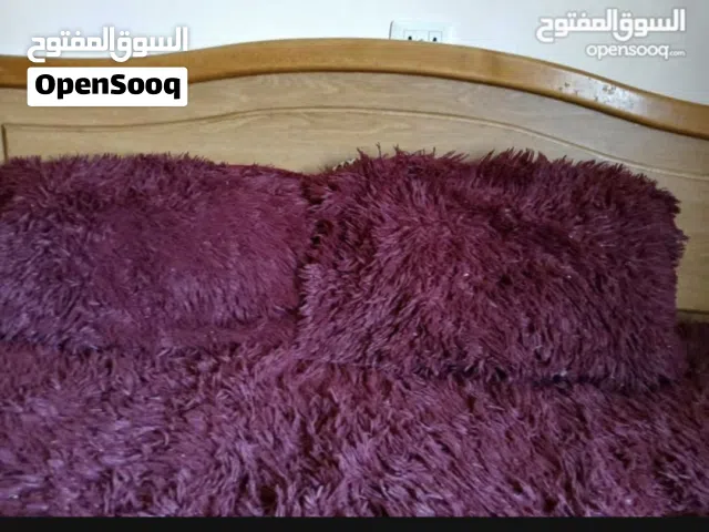 كفر تخت شتوي فرو ثقيل لون خمري، مبطن فرو،  6 قطع: كفر ثقيل، وجهين مخدة، مخدة توفي، 2 كوشينز محشيات