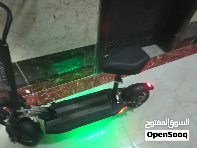 سكوتر جديد مستعمل قليل ممشاه 300 كيلو فقط سكوتار، لا يعاني من شيء شديد قابل للتفاوض