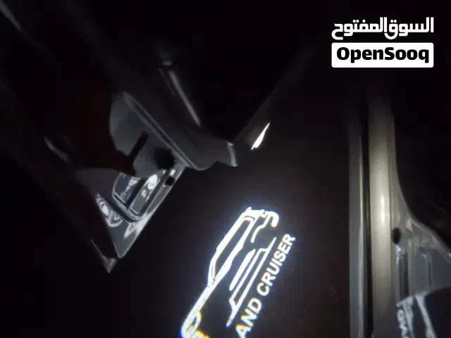 إضاءة شعار لأند كروزر عند فتح الابواب