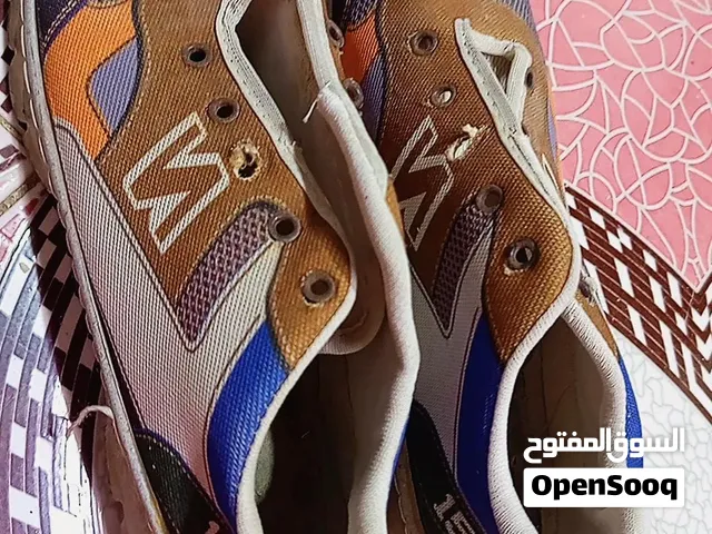 سلام عليكم  احذيه رجاليه باله اوربيه نضيفات قياسات متنوعه 38 39 40 41  متوفر الواان  جديد و مستعمل