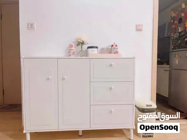 خزانة متعددة الاستخدام بتصميم عصري باللون الكريمي