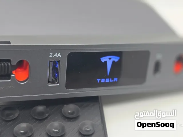 قاعدة شحن ذكية وموزع USB للكونسول الوسطي لسيارات تسلا موديل 3 و Y مع كابلات سحب وشعار مضيء – جديد