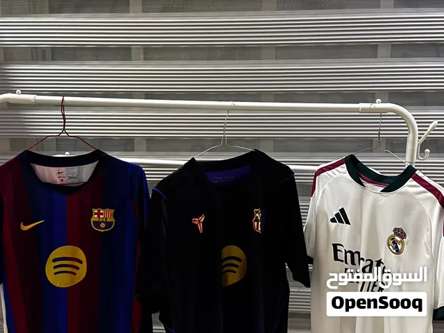 تيشيرتات برشلونة ومدريد جديد بالقراطيس ب 7.5 دينار شامل التوصيل مع طباعة لاعبك المفضل+ شعارات الابطا