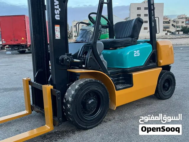 رافعة شوكية للبيع نوع كوماكس قير عادي حمولة اثنين طن ونص ديزل فحص كامل