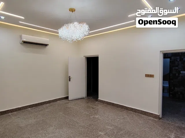 شقه ديلوكس/مع سبالت ومراوح/ شبه مؤثثه/2غرفه وصاله ومطبخ وصحيات/ قرب المركز الثقافي النفطي/حي التحرير