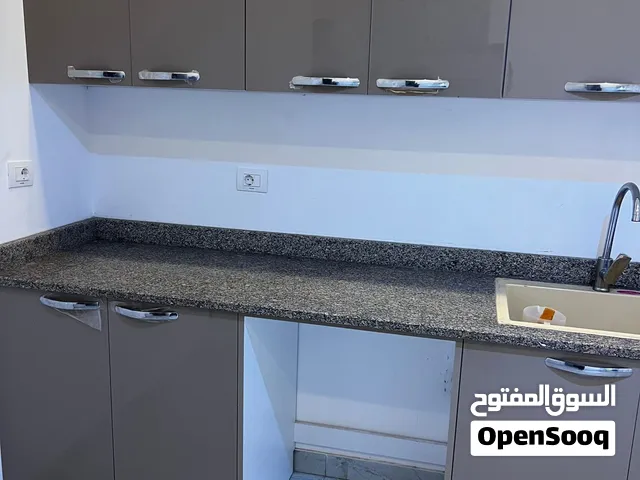 شقه تشطيب حديث حاجه منظمة ومعقمه قريبه هلبا عالطريق جنب عين زارة مول ومول دبلوماسي جايه في الوسط /