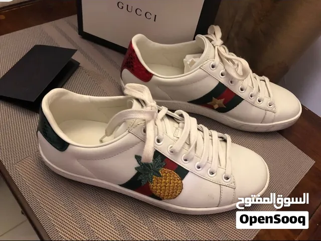 سنيكرز جوتشي مقاس 37