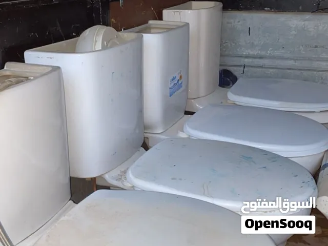 أطقم حمام بحالة ممتازة لون أبيض عبارة عن مغسلة وقاعدة