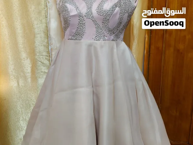 فستان سهره مستعمل لكن بحاله جيده جدا موديل منفوش حجم سمول  وسعر مناسب
