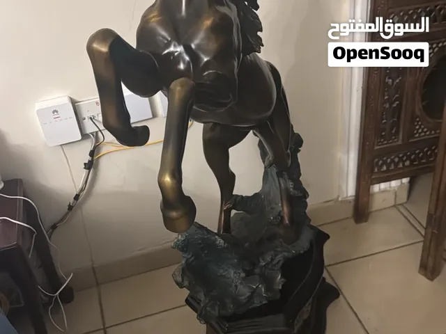 تمثال فاخر على شكل حصان بحجم كبير الطول حوالي 120 متر