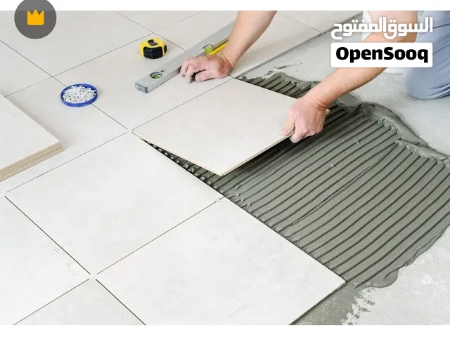 أنا معلم بلاط وأشتغل في تركيب البلاط.