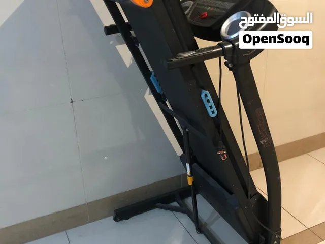 للبيع جهاز مشي مستعمل خفيف من powerfit و غزالة من reebookمستعملة