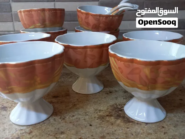صحون زجاج سيراميك مع معالق للبوظه  والحلويات البارده او الكراويه و ادوات تقطيع الكعك والعجين تزين ال
