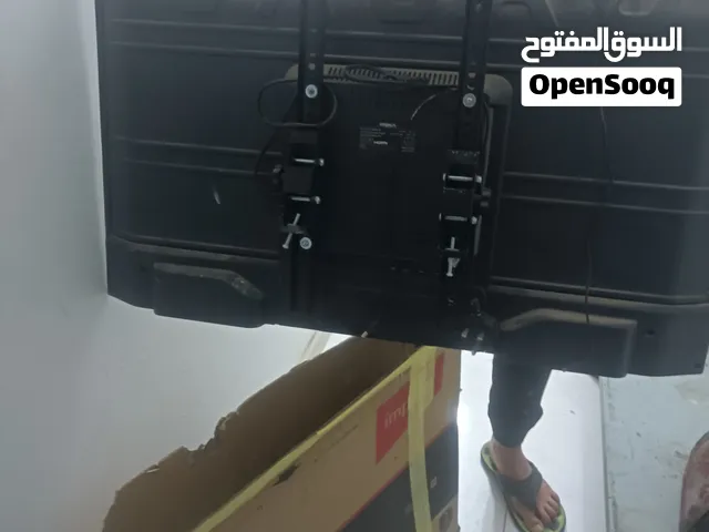 شاشه مع السيفر والحامل حق الشاشة والريموتات والسلك