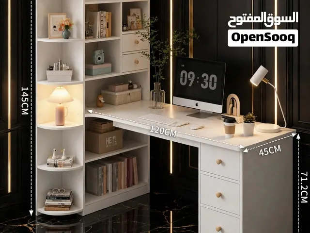 ميز مع مكتبة