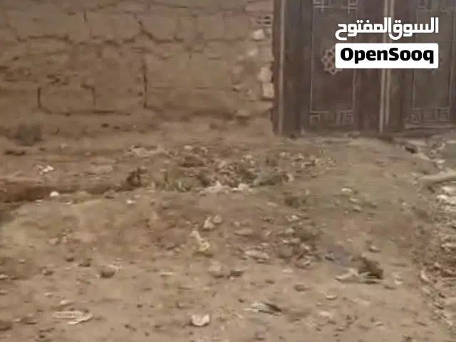 ارضية دار الحجر على الخط الرئيسي  على مدخل قرية القابلي ونزلت لكم فيديو  بينها وبين العاصمه