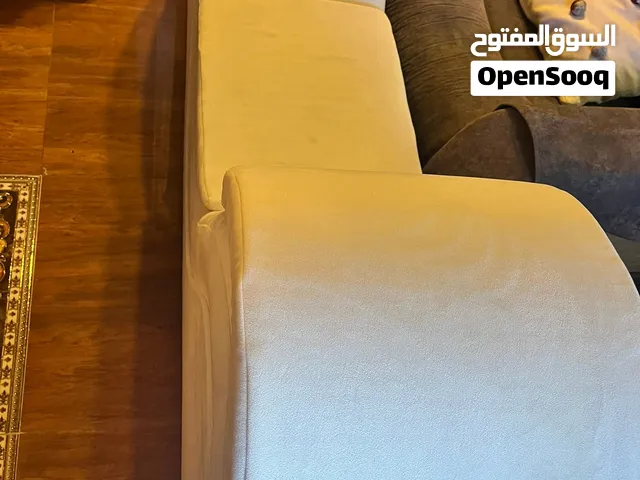 كنبة  لون ابيض بحالة ممتازة جدا