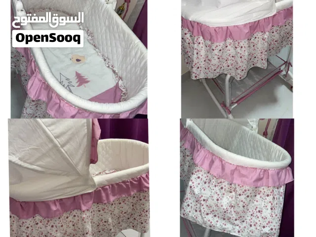 سرير اطفال من بيبي شوب /مهد متحرك وممكن يتحول الى سرير ارضي محمول مع مخده الرضاعه