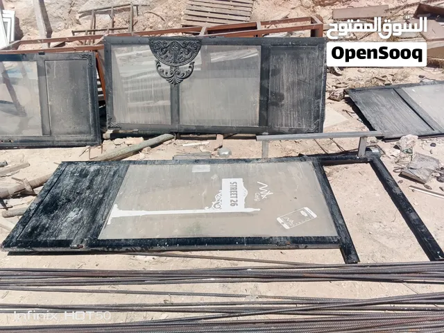 باب حديد ثقيل
