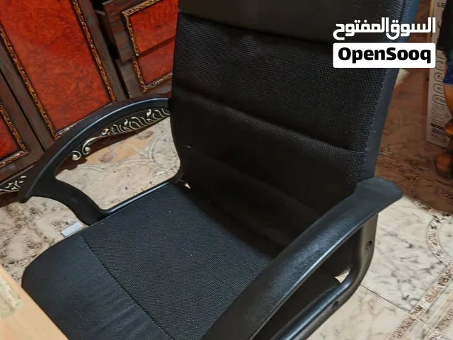 طاولة مكتب مع الكرسي للبيع في العين