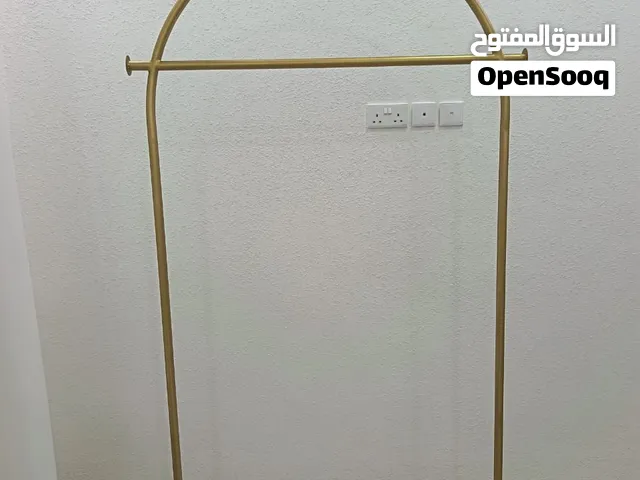 علاقه ملابس جديدة طولها 2 متر ومكان التعليق طول 165 وعرضها 120 وقاعده رخام