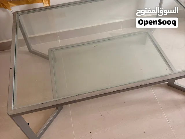 طاولة قهوة حديثة من الزجاج والمعدن الفضي