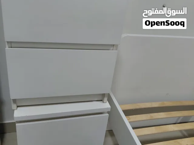 اثنين طاوله سرير لون ابيض درجين بسبعه دينار فقط