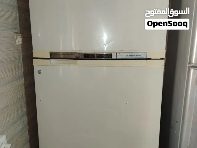 براد مستعمل شغال نظيف وممتاز للاستخدام لايوجد به أعطال حجم كبير