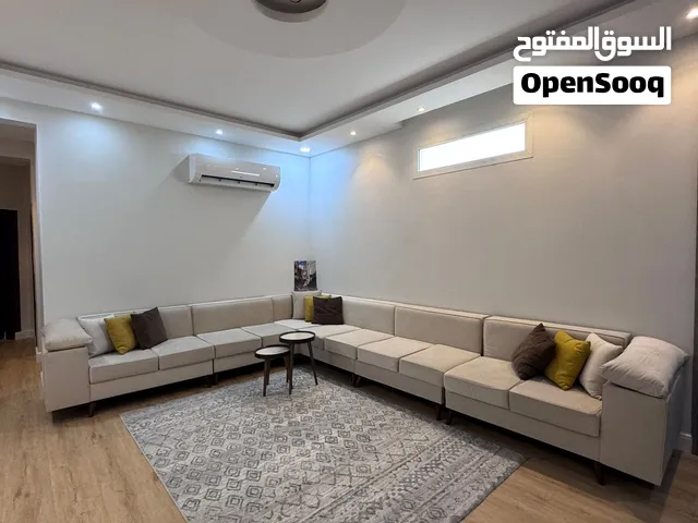 كنب مع طاولات خدمة وفرشة