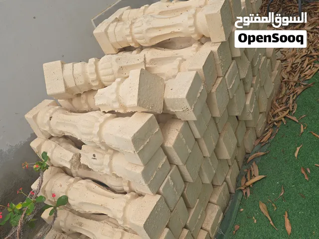 احجار للزينه مع القواعد الخاصه بيها تصلح لعمل سور في حديقه