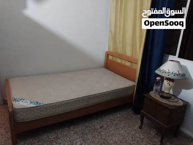 غرفة لشخص واحد في بيت مشترك