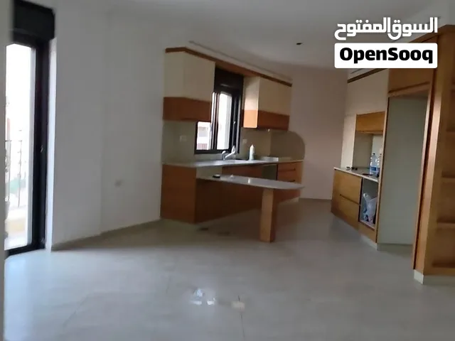 بجانب مدخل جامعة بيرزيت الشمالي