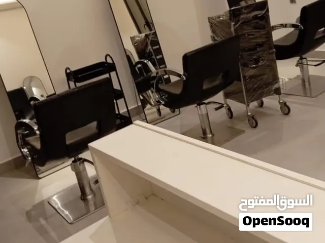 للبيع كراسي صالون نسائي ومرايا وطاولات مستعملة كالجديد