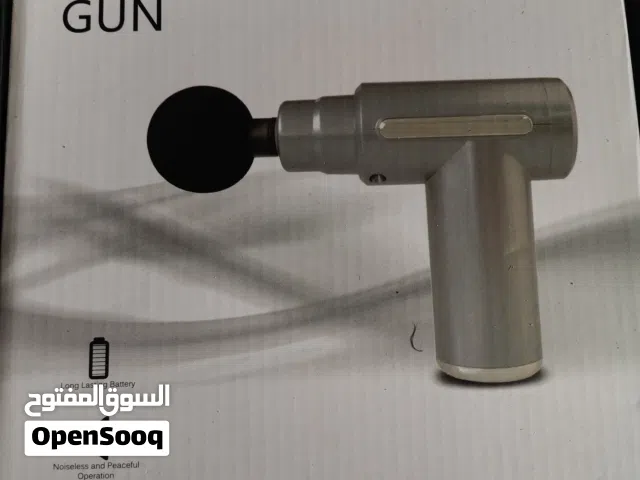 الصورة فيها علبة لجهاز *مسدس مساج Massage Gun*