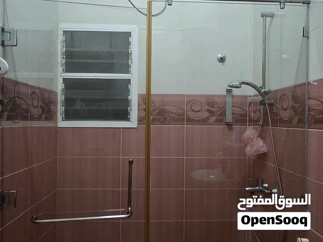 عازل زجاج مع باب
