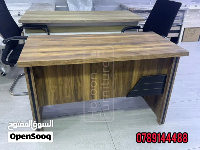 مكاتب خشبية تجمع بين الأناقة والوظائف العملية بجميع الاحجام