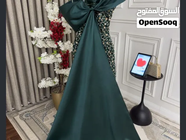 فستان سهرة ملكي جديد كلياً وبكامل أكياسه الأصلية وملحقاته