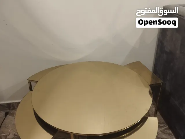 طاولة مستعمل استعمال نضيف