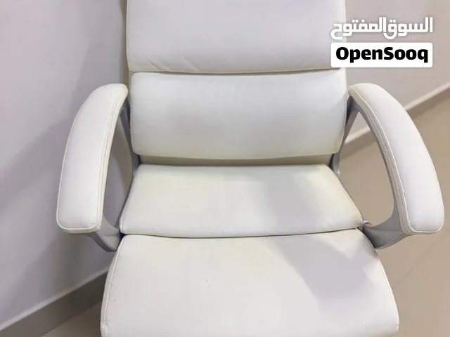 كرسي و طاوله