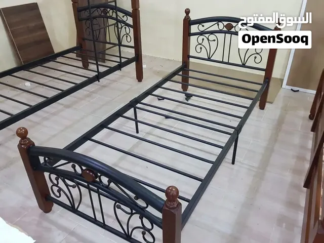 كرفايه خشبيه مال شخص واحد مع نقوش حديد بحاله جيد جدا