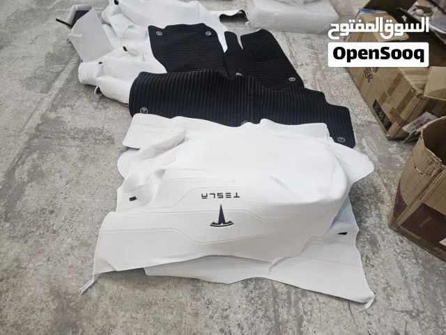 طقم أغطية مقاعد جلدية كاملة باللون الأبيض لسيارة تسلا. طقم دواسات أرضية (سجاد) باللون الأسود متواف