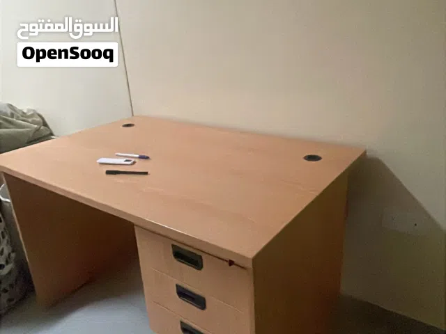 مكتب كبير ، بثلاثة درج ، قوي ومتين ، مصنوع بخشب قوي  300 درهم Large desk, with three drawers, sturdy