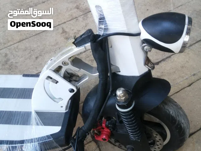 اسكوتر كهرباء بمساعدين وكرسى ممتاز سريع وبطاريه ليثيوم كبيره