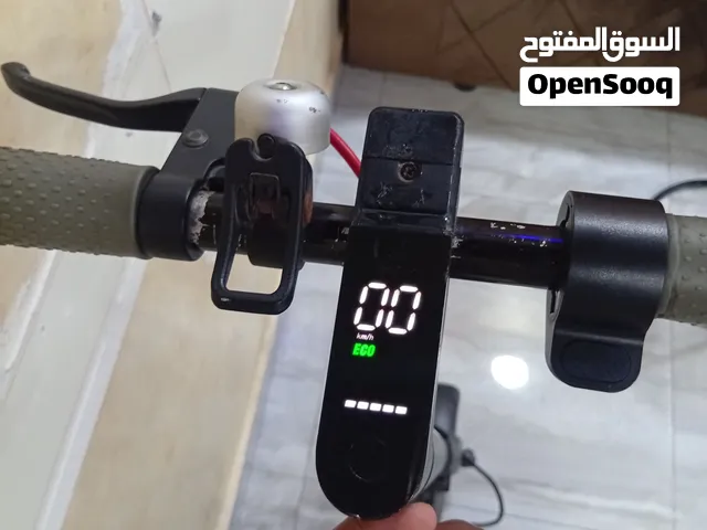 سكوتر كهربائي للبيع يحتاج لتعديل الاطار امامي شامل الجارج موديل 2022