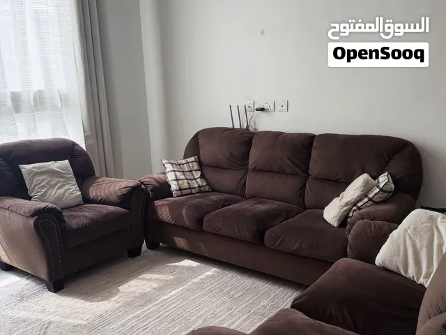 طقم كنب لون بني بحالة جيدة جدا للبيع المستعجل ب 500 درهم في مدينة الرياض