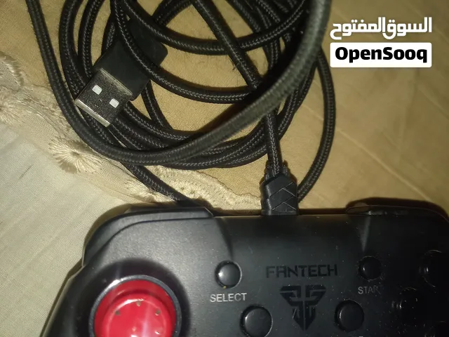 يد pc  مستعملع للبيع ب 8 لايوجد اي عطل ومريحه للمسك لأوقات طويله للجيمنج ومستوحه شكلها من ي لاكس بكس