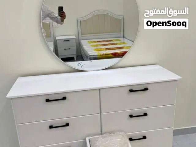 تسريحة حديثة مع مرآة دائرية وأدراج كبيرة – خامات متينة وتشطيب ممتاز